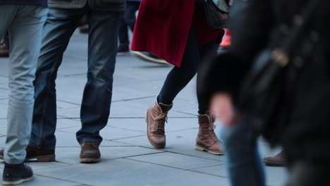 Niedrigen-Winkel-Schuss-der-Beine-in-überfüllten-Umgebung