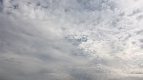 Bewölkter-Himmel.-Weiße-Wolken-verschwinden-in-der-heißen-Sonne-am-blauen-Himmel.-Time-Lapse-Bewegung-Wolken-blauer-Himmelshintergrund.-Blauer-Himmel-mit-weißen-Wolken-und-Sonne.