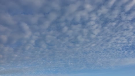 Bewölkter-Himmel.-Weiße-Wolken-verschwinden-in-der-heißen-Sonne-am-blauen-Himmel.-Time-Lapse-Bewegung-Wolken-blauer-Himmelshintergrund.-Blauer-Himmel-mit-weißen-Wolken-und-Sonne.