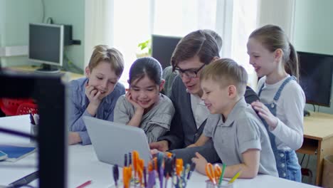 Kinder-mit-Laptop-Computer-mit-Lehrer