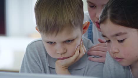 Gesichter-der-multiethnischen-Studenten-mit-Laptop