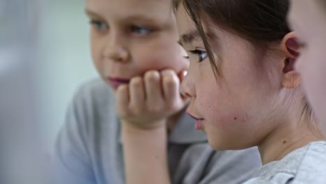 Süße-asiatische-Mädchen-in-der-Schule-studieren