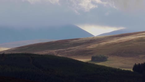 Schottische-bergszene-Glen-bei-stürmischem-Wetter-in-den-Cairngorms-NP-im-Oktober,-Herbst.