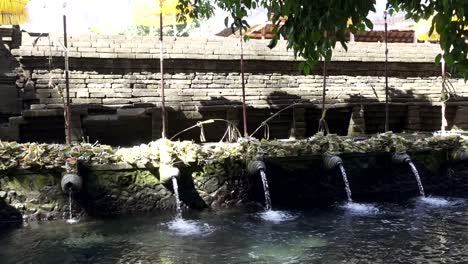 Holy-spring-water-in-Tirta-Empul-temple,-a-Hindu-Balinese-water-temple-located-near-the-town-of-Tampaksiring,-Bali,-Indonesia