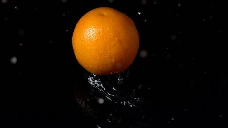 Orange-in-Wasser-fallen.-Slow-Motion.