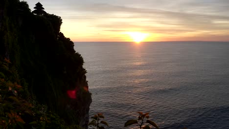 Sonnenuntergang-Zoom-Schuss-von-Uluwatu-Tempel-auf-bali