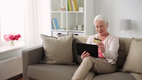 mujer-Senior-con-tablet-pc-y-tarjeta-de-crédito