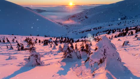 Nieve-que-cae-en-una-montaña-del-invierno-con-nieve-cubierto-árboles