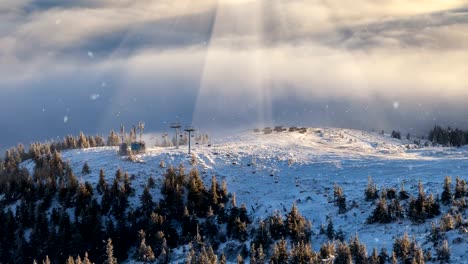 Schneefall-im-Winter-Berg-mit-Schnee-bedeckt-Bäume