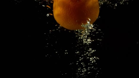 Orange-in-Wasser-fallen.-Slow-Motion.