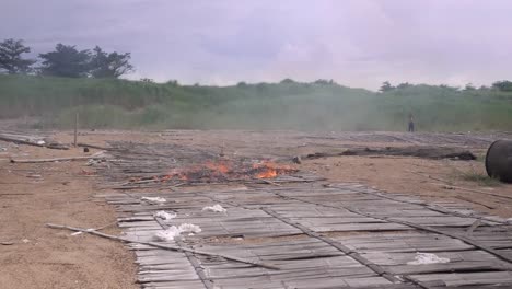 suelo-de-bambú-colocado-sobre-Banco-de-arena-en-el-fuego-(cerrar)