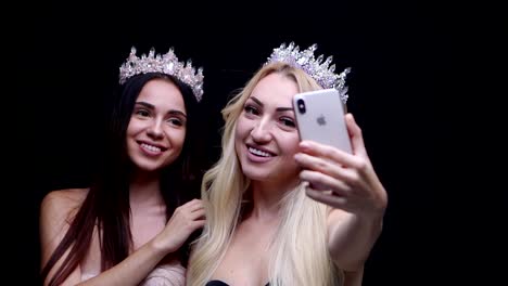 Female-model-in-the-crown-posing-in-the-studio-jewelry