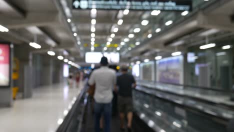 Personas-caminando-en-el-aeropuerto-de-Suvarnabhumi,-Bangkok