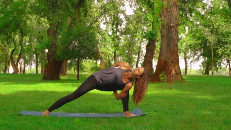 schlanke-Frau-praktizieren-Yoga-im-park