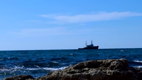 Sea-tug-on-the-horizon