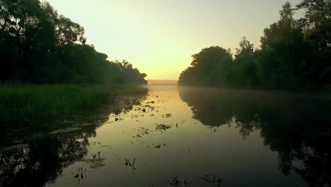 Luftaufnahme-des-Flusses-bei-Sonnenaufgang