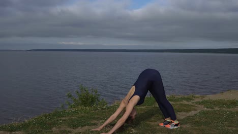 Frau-in-blau-Sportbekleidung-macht-Liegestütze,-yoga