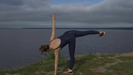 Junge-Mädchen-stehen-auf-einem-Bein,-Gleichgewicht,-training,-yoga