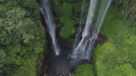 Hermosa-cascada-tropical-Bali,-Indonesia