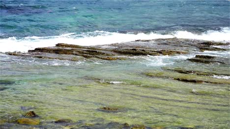 Formación-de-espuma-y-salpicaduras-de-olas-en-el-océano-con-el-estilo-de-cámara-lenta,-día-soleado-en-el-Parque-Chaojing,-ciudad-de-Keelung-de-Taiwán