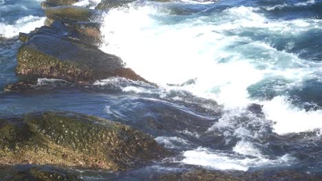 Formación-de-espuma-y-salpicaduras-de-olas-en-el-océano-con-el-estilo-de-cámara-lenta,-día-soleado-en-el-Parque-Chaojing,-ciudad-de-Keelung-de-Taiwán