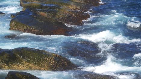 Formación-de-espuma-y-salpicaduras-de-olas-en-el-océano-con-el-estilo-de-cámara-lenta,-día-soleado-en-el-Parque-Chaojing,-ciudad-de-Keelung-de-Taiwán