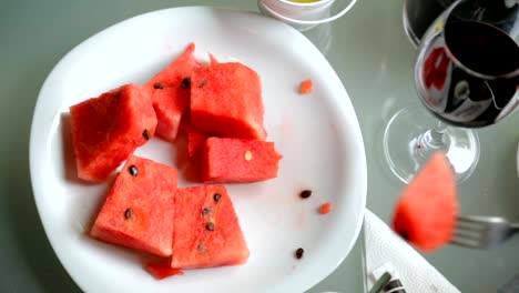 Stücke-von-Wassermelone-auf-dem-Teller-im-café