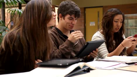 Eine-Gruppe-von-College-Studenten-Arbeit-zusammen,-um-eine-Aufgabe-zu-beenden