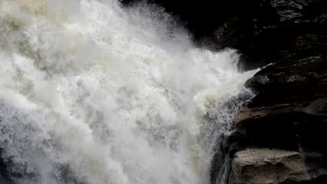 Wasser-trifft-Felsen-Wasserfall