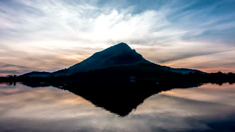 Sonnenaufgang-am-Morgen-mit-Bergen-vor-den-Stausee.-(Zeitraffer)