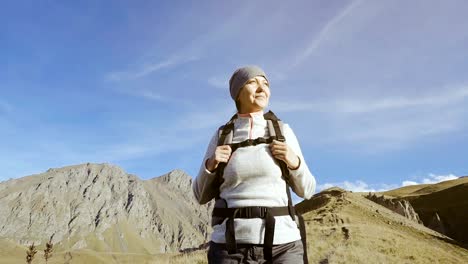 Mujer-de-excursionistas-a-pie-de-las-montañas