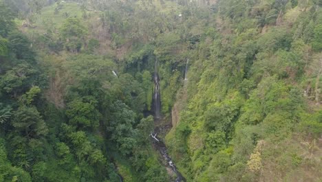 Wunderschönen-tropischen-Wasserfall-Bali,-Indonesien