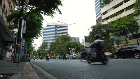 Motos-se-mueve-en-una-calle-muy-transitada-en-el-centro-de-la-ciudad-en-día-de-verano,-vista-inferior