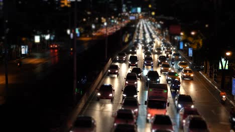 Zeitraffer-Stau-auf-der-Avenue-im-Feierabendverkehr,-Autos-Staus