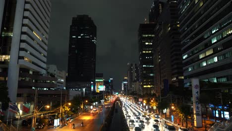 Atasco-de-tráfico-en-la-Avenida-centro-de-la-ciudad-en-hora-punta-por-la-noche