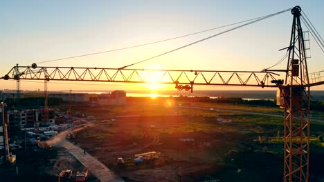 Grúas-de-la-construcción-es-en-una-obra,-trabajo.-4K.