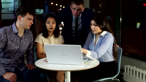 Personal-de-oficina-comunicarse-con-un-ordenador-portátil-en-la-oficina-viene-una-mujer-malvada-y-tira-el-papel-sobre-la-mesa.