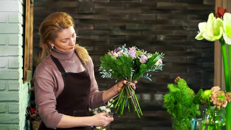 Frau-Florist-schneiden-Stiele-der-Blumen.