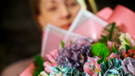 Frau-Florist-zeigt-einen-schönen-Blumenstrauß.-Hautnah.