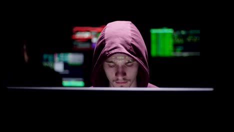 Hacker-Programmierer,-der-am-Computer-in-einem-geheimen-Raum-arbeitet,-der-mit-Bildschirmen-gefüllt-ist