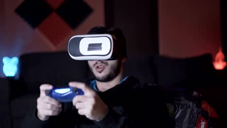 Männliche-Gamer-Wärme-und-Flexing-Finger-vor-dem-Start-Spiel-mit-VR-Brille-und-Controller