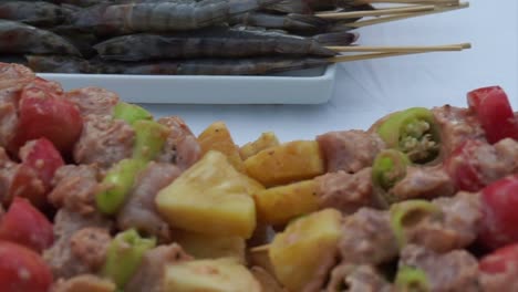 Preparan-gambas-crudas-en-brochetas-para-barbacoa