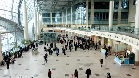 Pasajeros-en-el-aeropuerto-durante-el-día