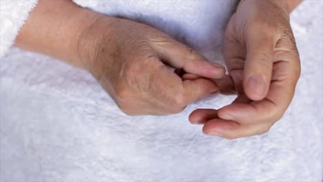 Wrinkled-female-hands,-close-up