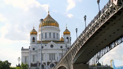 Moskau:-Kathedrale-von-Christus-der-Erlöser-Ansicht-vom-Fluss