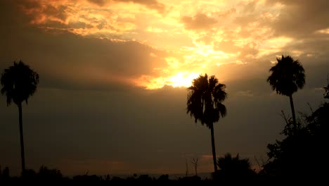 Cielo-naranja-a-su-vez-oscuro---lapso-de-tiempo