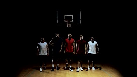 Grupo-de-jugadores-de-baloncesto,-posando-en-la-cancha.