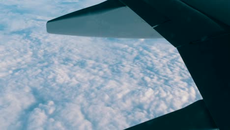 Vista-del-ala-de-un-avión-en-vuelo-sobre-las-nubes-de-aire-hermoso