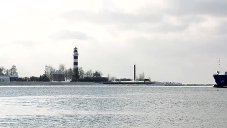 Frachtschiff-mit-Häfen-Kranbrücke-kommen-im-Hafen