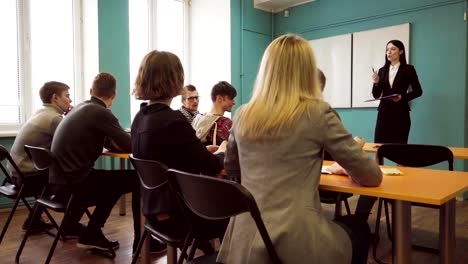 Los-estudiantes-y-una-mujer-de-profesor-durante-una-clase-en-una-clase-de-Universidad